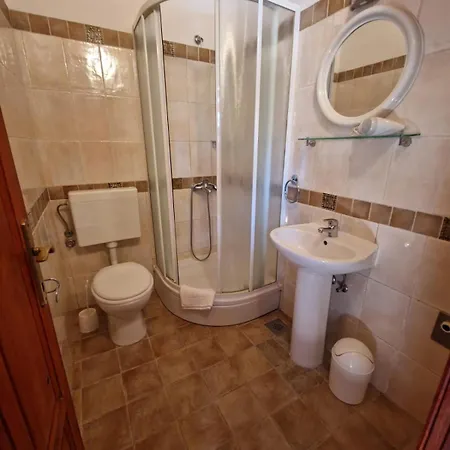 East West Apartment *